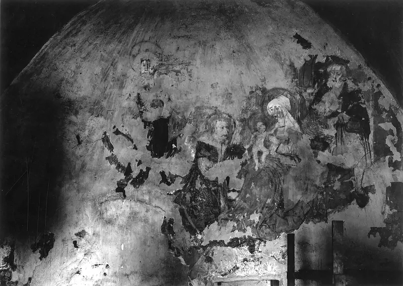 Foto in bianco e nero del 1925: la pittura murale con molte lacune, figure solo in parte rimesse in luce.