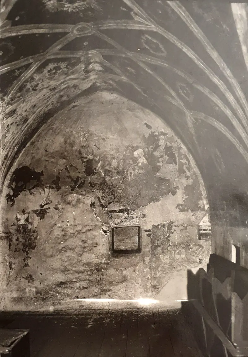 Foto del 1994: la parete nord della cappella sotto la volta dopo il consolidamento.