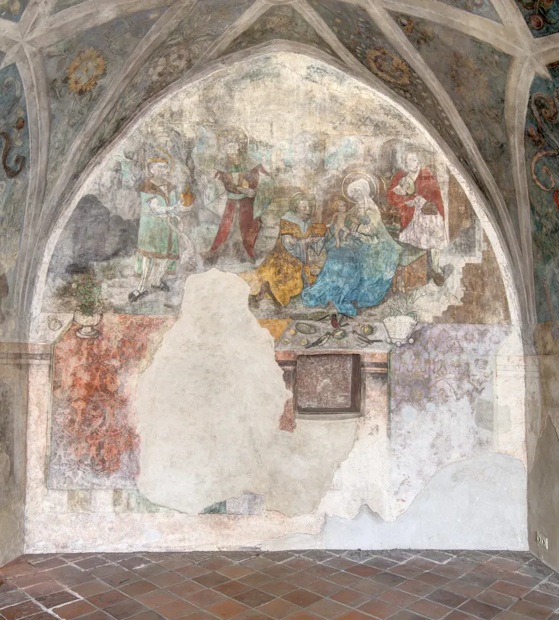 Foto a colori del 2019: l’intera Adorazione dei Magi sotto l’arco della volta.