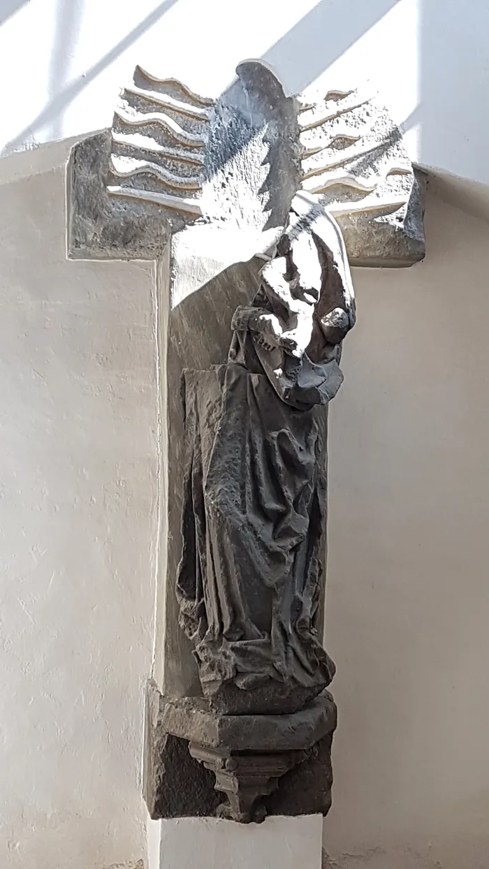 Die Sandsteinfigur der Maria heute, ohne Kopf, mit Strahlenkranz.