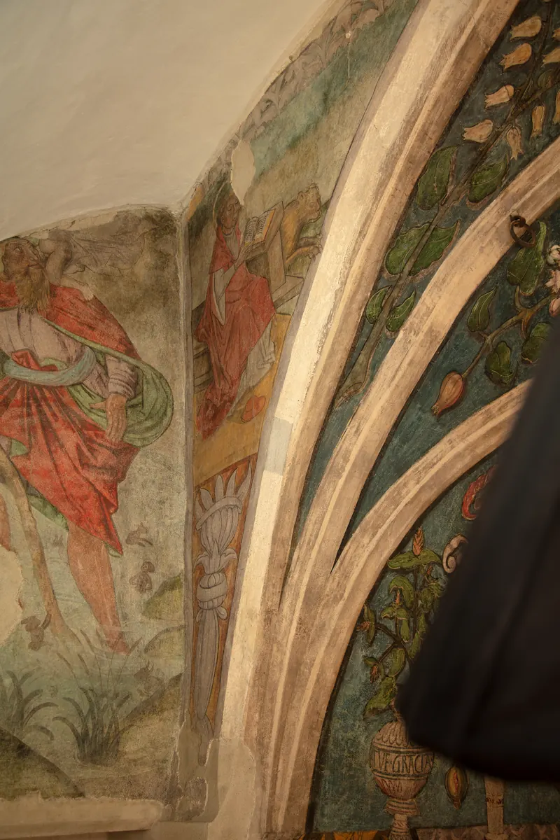 Pittura murale accanto ai costoloni della volta: San Girolamo nella veste rossa da cardinale.