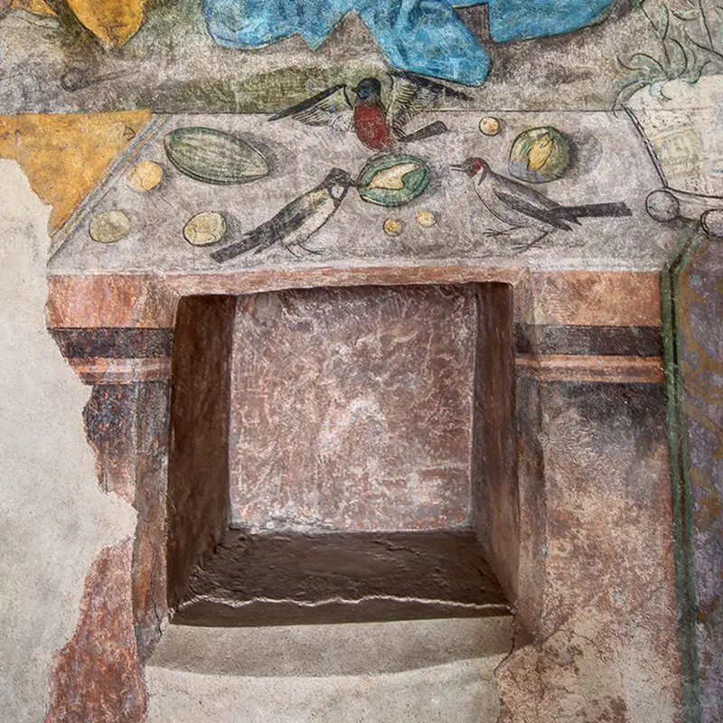 La nicchia è vera, la cornice marmorizzata è dipinta. Qui si conservavano gli oggetti per la preghiera.
