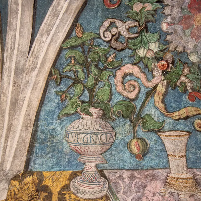 I vasi di smalto, argento, vetro e oro mostrano la ricchezza della casa.
