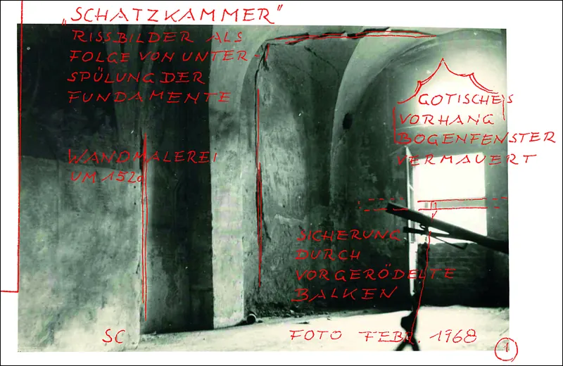 Foto del 1968 con annotazioni in rosso: la cappella annerita dalla fuliggine e danneggiata, con pavimento di legno.