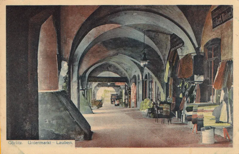 Cartolina del 1925: i portici dell’Untermarkt con vetrine ed esposizioni.