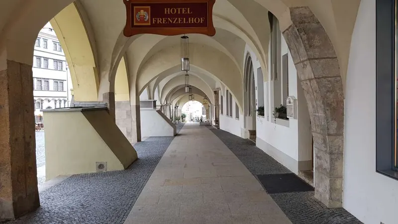 I portici con volte a crociera, a sinistra gli archi verso la piazza, a destra il muro della casa.