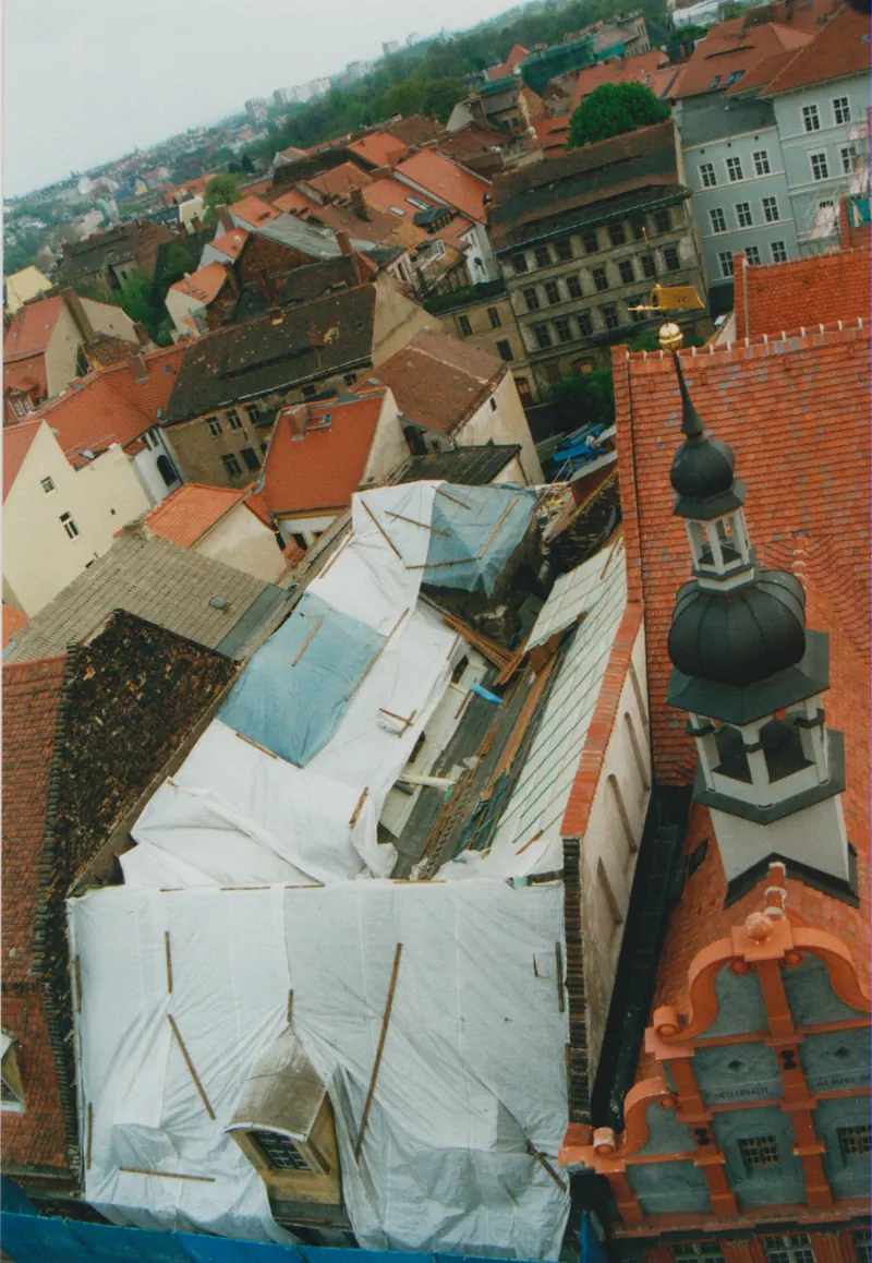 Foto aerea del 1999: la casa con teli bianchi sul tetto aperto, intorno i tetti di Görlitz.