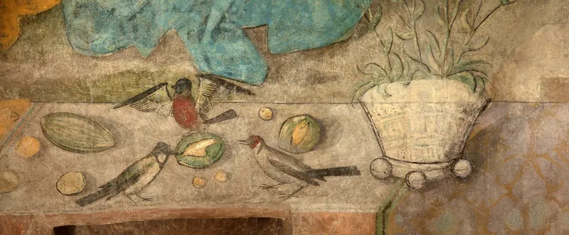 Uccelli del Mediterraneo tra frutti e ciotole, sotto la figura di Maria sulla parete nord.